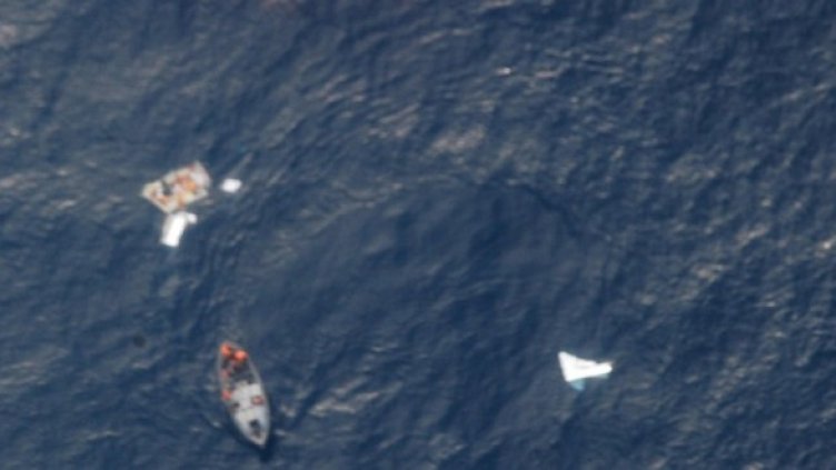 Кораби са изпратени на мястото на катастрофата, за да извадят телата и останките от самолета. Снимка: БГНЕС