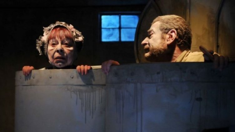 Илка Зафирова и Йосиф Сърчаджиев в "Краят на Играта". Снимка: Театър 199