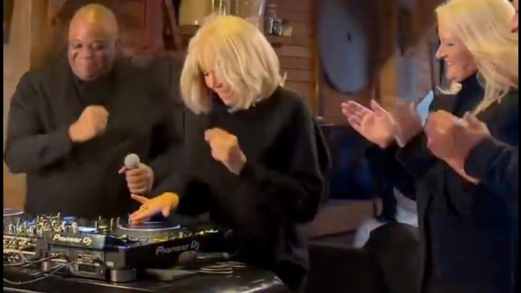 Брижит Макрон влезе в ролята на DJ на парти в Диснилед ВИДЕО