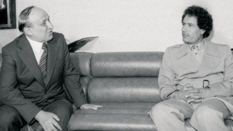 С Муамар Кадафи, който му е подарил камилско седло.