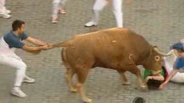 Бик наръга смъртоносно мъж на състезание в Памплона
