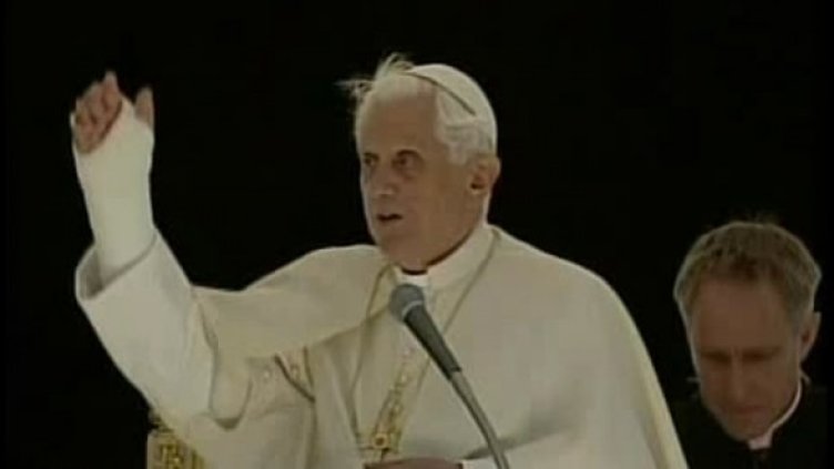 Гипсираната ръка не спря папата в неделния му поздрав