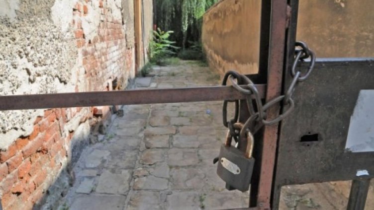 Полицията е открила отвлечения под ключ в постройка в земенското село Блатешница. Снимка: Булфото