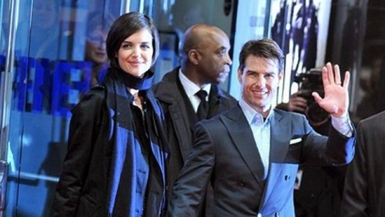 Откакто е омъжена за Том Крус, Кейти се движи плътно до него. Снимка: БГНЕС