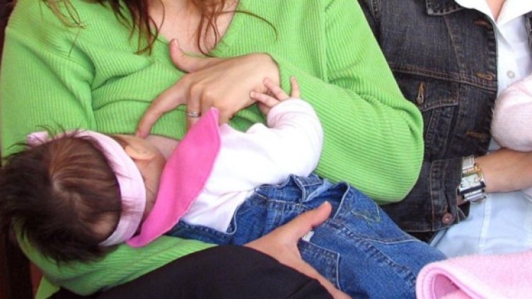 СЗО препоръчва кърменето да продължава поне до шестия месец. Снимка: Булфото