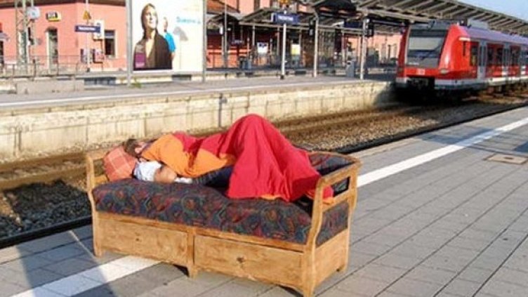 Спящият мъж на гарата в Холцкирхен. Снимка: Merkur-online.de