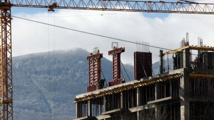 Имоти продължават да се строят, но все по-малко хора взимат кредити. Снимка: БГНЕС