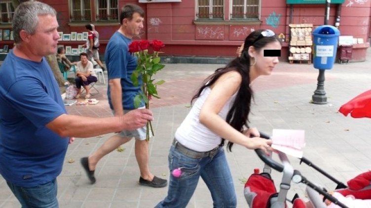 Не всички варненки приеха роза от Марков. Снимка: Булфото