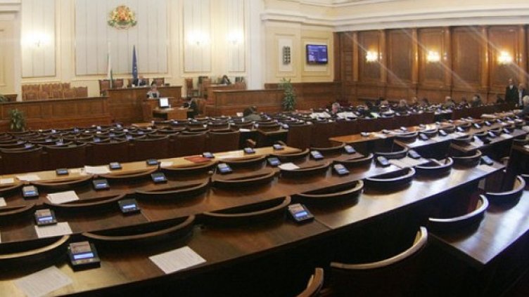 Така картите вече няма да висят по депутатските банки. Снимка: БГНЕС