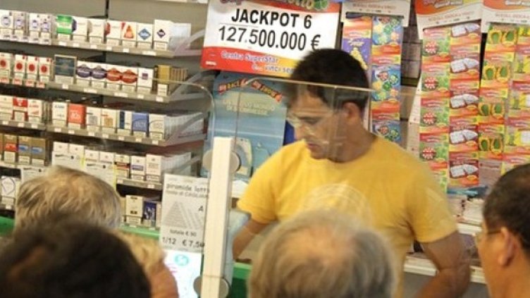 Милиони чакат да грабнат милионите. Снимка: БГНЕС