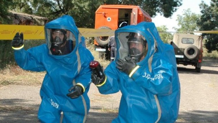 Два екипа &ndash; на "Гражданска защита" и на РИОКОЗ са се отзовали на мястото на теча. Снимка: Булфото