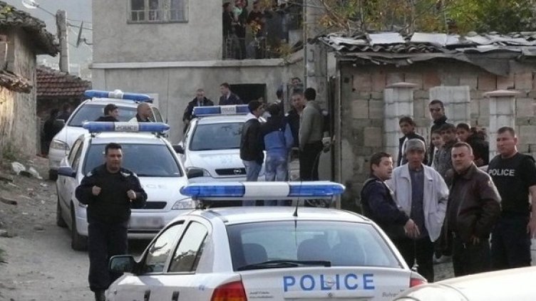 Патрулни коли има на всеки изход на квартала. Снимка: БГНЕС