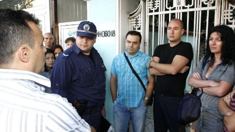 Родителите не допуснаха съдия-изпълнителя и полицаите да запечатат детската градина "Теменужка". Снимка: Булфото