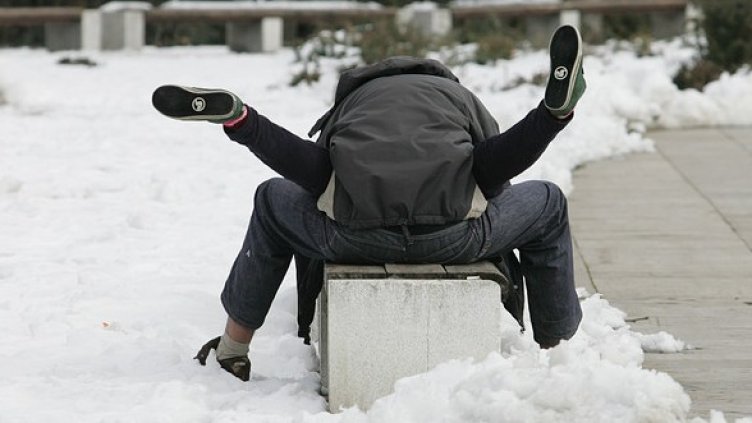 Нови пейки ще заменят старите пред НДК. Снимка: БГНЕС