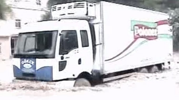 Невиждани дъждове и бури удавиха Турция