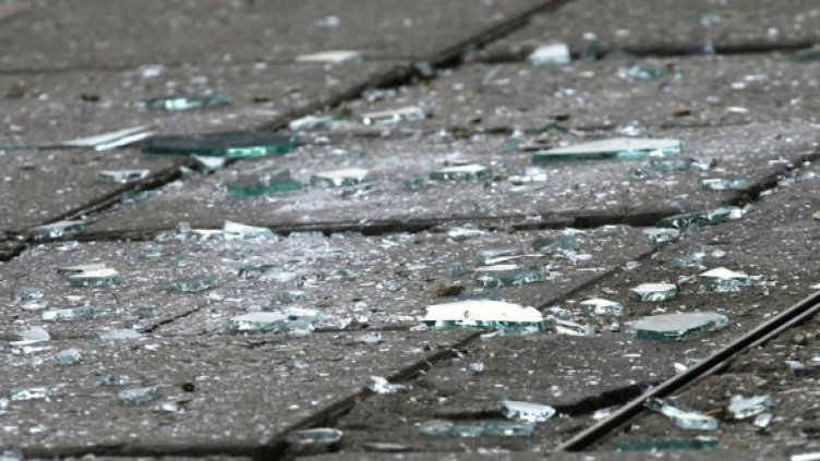 Все още парчета стъкла се въргалят по "Витошка". Снимка: БГНЕС