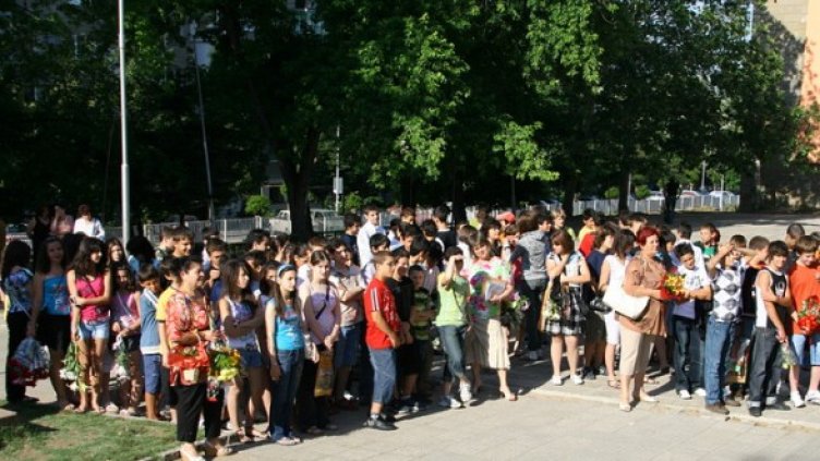 Първите две седмици след началото на учебната година няма да има безплатни карти. Снимка: БГНЕС