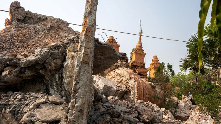 2056 души станаха жертвите на труса в Мианмар, поскъпнаха торбите за трупове 