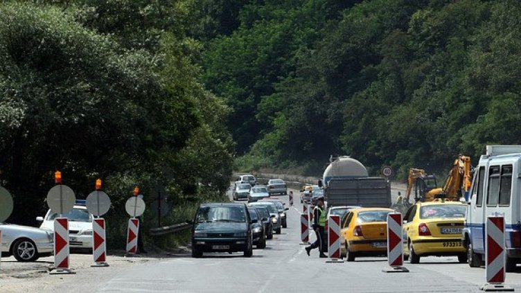 На някои места в страната има затворени пътища поради ремонт, ползват се обходни маршрути. Снимка: БГНЕС