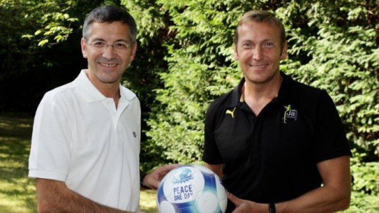 Херберт Хайнер, шеф на Адидас /ляво/, и колегата му от Пума - Йохен Зайц, прекратяват войната. Снимка: GettyImages/Guliver Photos