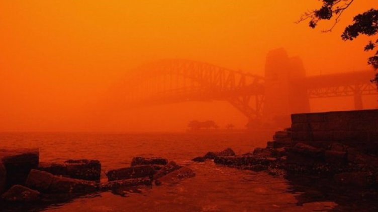 Така изглежда Харбър Бридж в Сидни последните дни. Снимка: GettyImages/Guliver Photos