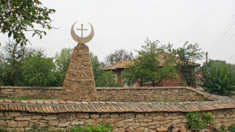 Паметникът, издигнат от братята Али и Юзеир Юзеирови. Снимка: БГНЕС