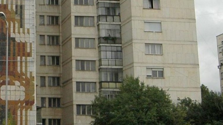 Драмата започнала от балкона на апартамента. Снимка: Булфото