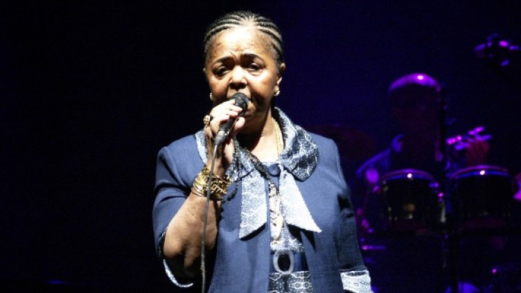 Сезария Евора: винаги вярна на себе си. Снимка: Жокер медиа