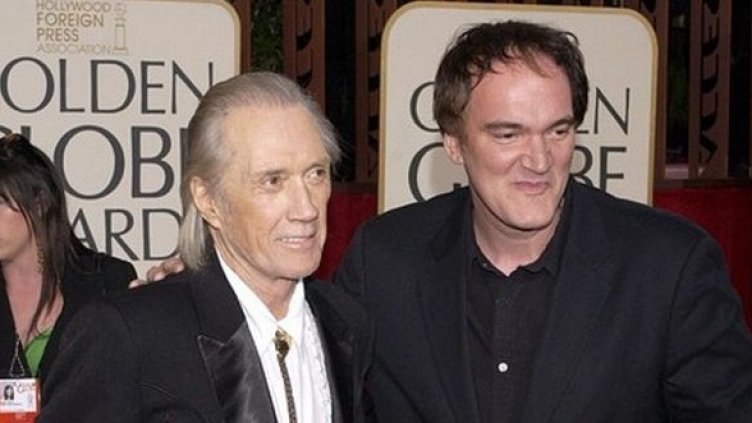 Тарантино с починалия Карадайн. Снимка: БГНЕС