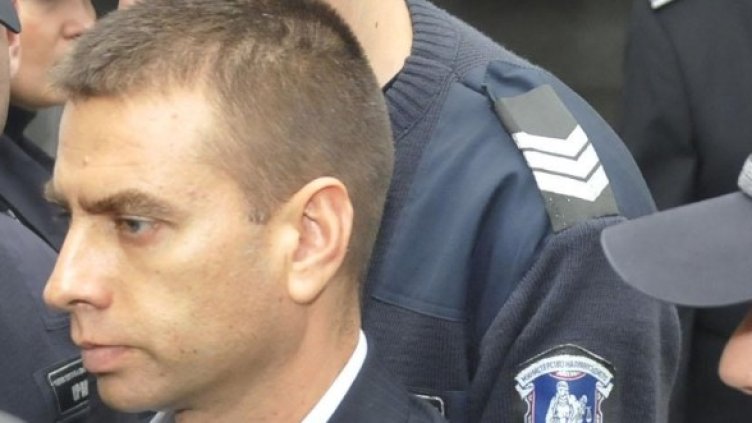 Съдебни полицаи охраняват Галин Костов на път за съдебната палата. Снимка: Булфото