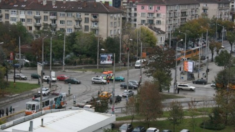 Хората от линейката и колата са невредими. Снимка: Dnes.bg