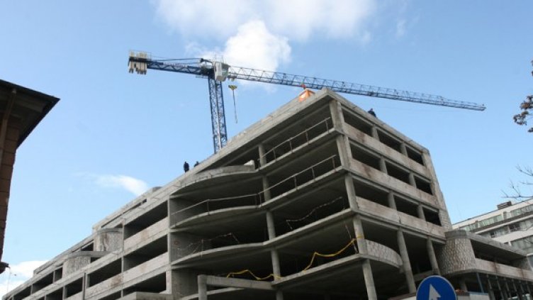 Голяма част от трудовите емигранти започват работа като строители. Снимка: БГНЕС