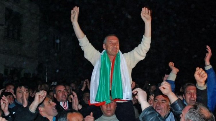 Башев сред привърженици, веднага след пускането му от ДАНС. Снимка: Булфото