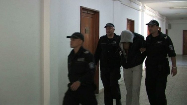 Водят Симеон Стоянчев към съдебната зала. Снимка: БГНЕС