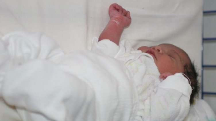Бебето Виолета, родено от 11-годишна майка. Снимка: БГНЕС