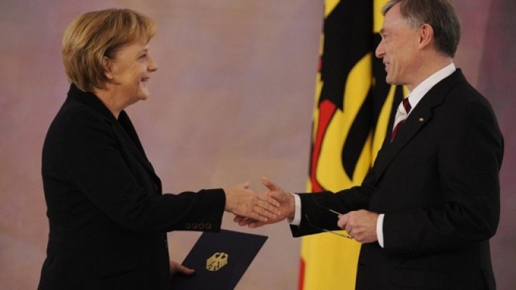 Президентът Кьолер поздравява Ангела Меркел след полагането на клетвата. Снимка: БГНЕС