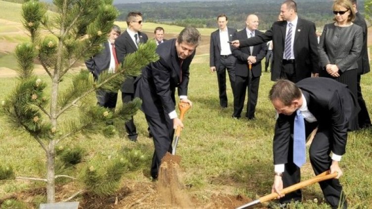 Първанов засади мура при посещението си в Австралия. Снимка: БГНЕС