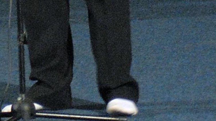 В началото на прехода експерти учеха политиците да не носят бели чорапи с черен костюм. Снимка: Булфото