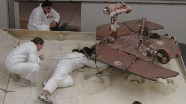 Разработката на спасителната операция в лабораторни условия. Снимка: НАСА