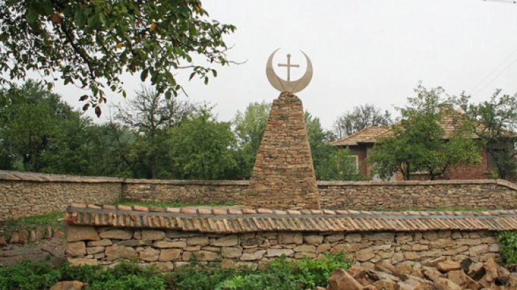 Старият паметник. Снимка: БГНЕС