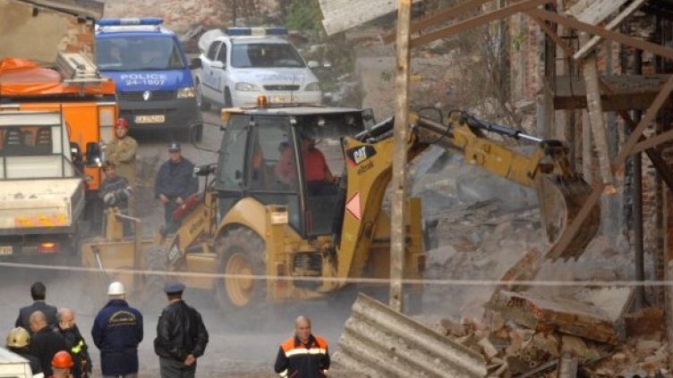 Сградата, затрупала двама мъже. Снимка: Булфото