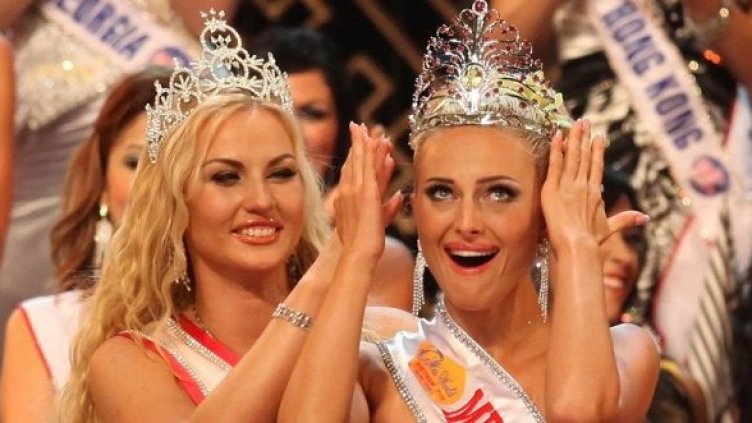 Виктория Радочинская заедно с "Мисис Свят 2008" Наталия Шмаренкова (вляво). Снимка: БГНЕС