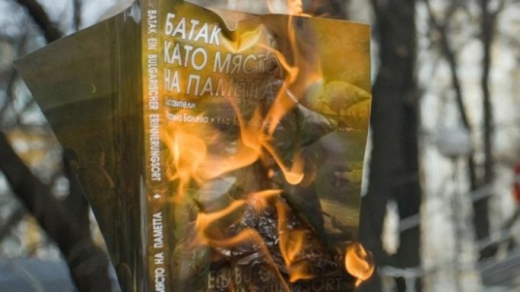 Книгата "Батак като място на паметта&rdquo; на Мартина Балева беше публично изгорена миналата година на площада в Русе. Снимка: Булфото