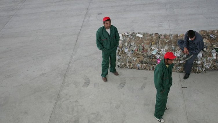 Работници от завода в Шишманци. Снимка: БГНЕС