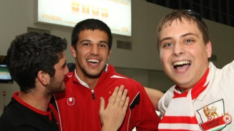 Вратарят Караджов в прегръдката на феновете. Снимка: Булфото