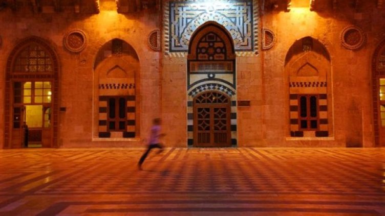 Закъснелият за молитва. Снимка: Позор ООД