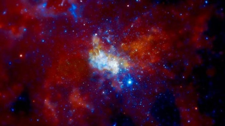 Сърцето на Стрелец А* се храни с масивни млади звезди. Снимка: physicsworld.com