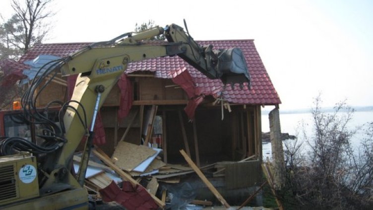 Една от съборените къщи през декември. Снимка: БГНЕС