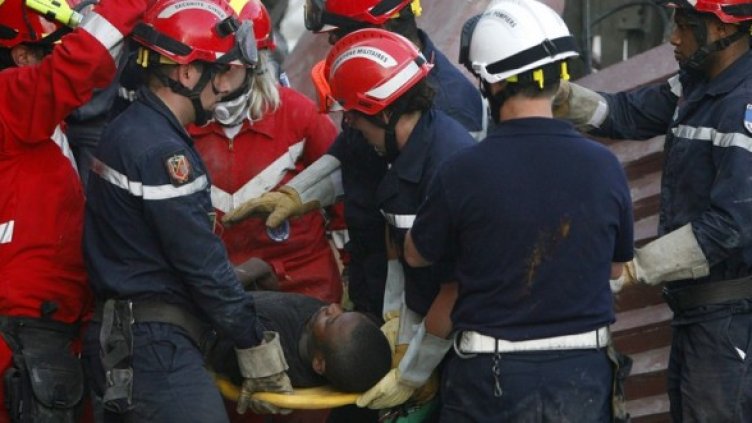 Спасителите изваждат 24-годишния Уизмънд от развалините. Снимка: БГНЕС