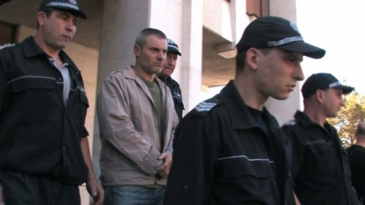 Петко Лисичков, конвоиран от полицаи. Снимка: Dnes.bg